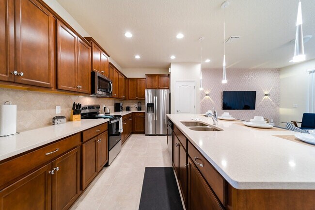 Building Photo - 2422 Dubai St