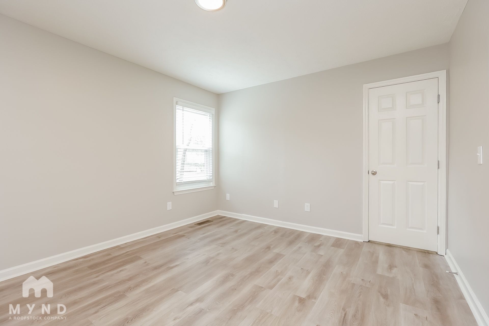 Building Photo - 204 Deerlake Dr