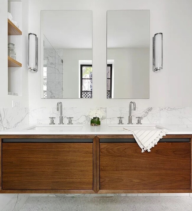 Building Photo - 245 E 78th St