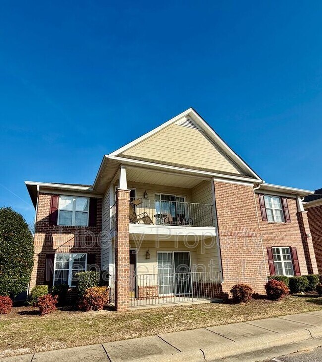 Building Photo - 1800 Balmoral Dr