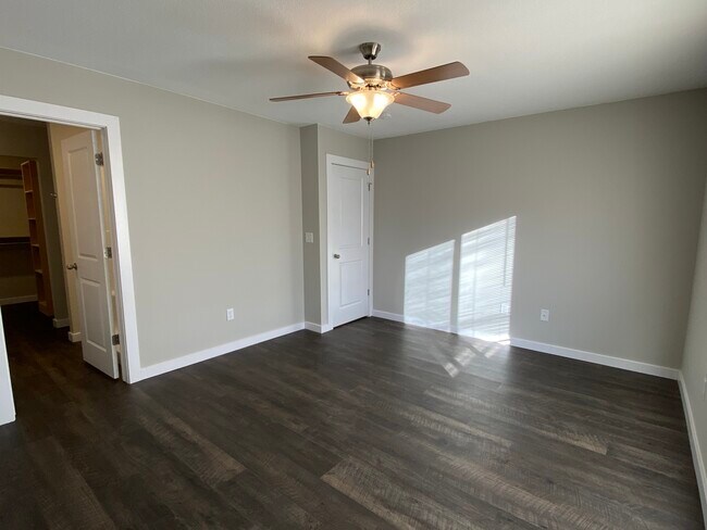 Building Photo - 592 E Martens Ct