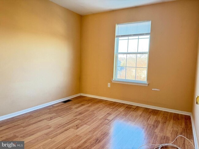 Building Photo - 20 Emandan Ln