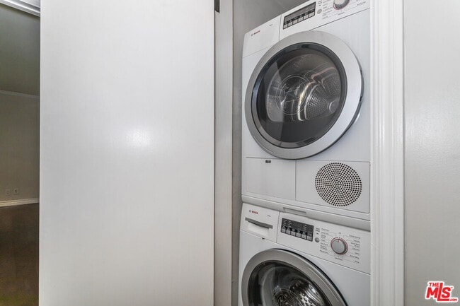 Building Photo - 906 N Doheny Dr