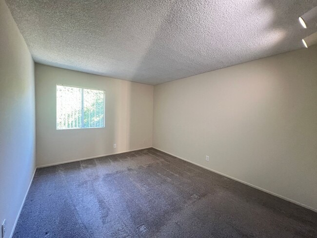 Building Photo - 3 Bedroom 2 Bath Home ,