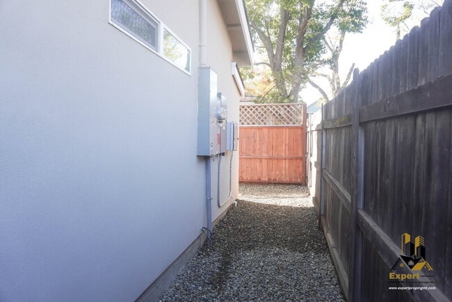 Building Photo - 125 B St