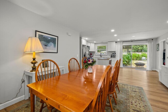 Building Photo - BEAUTIFULLY REMODELED, CONVIENENTLY LOCATE...
