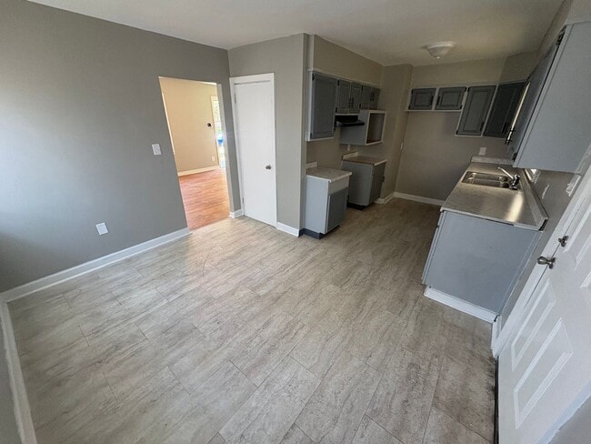 Building Photo - 525 S Everett.