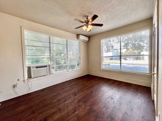 Building Photo - 521 W Collins St