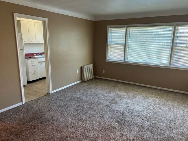 Building Photo - Upper level 1 Bedroom in W St Paul!! Move ...
