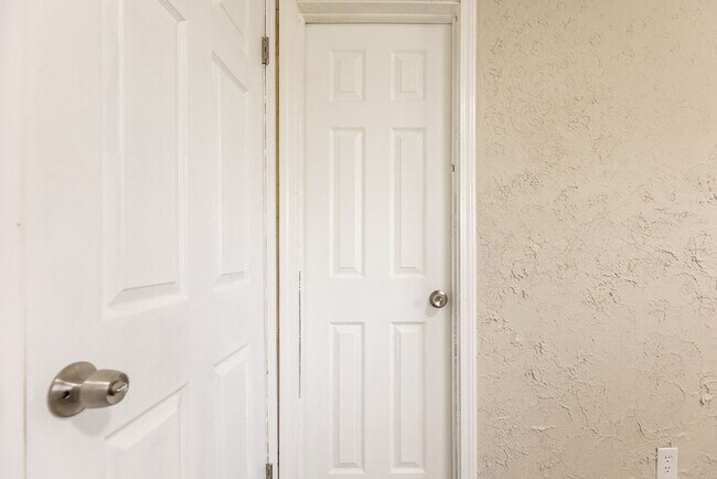 Building Photo - 564 Marquette Dr