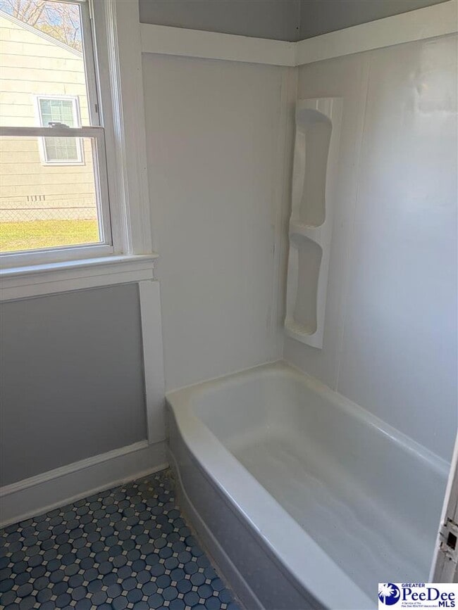 Building Photo - 426 Manor Cir