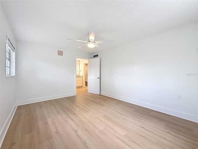 Building Photo - 200 Country Club Dr