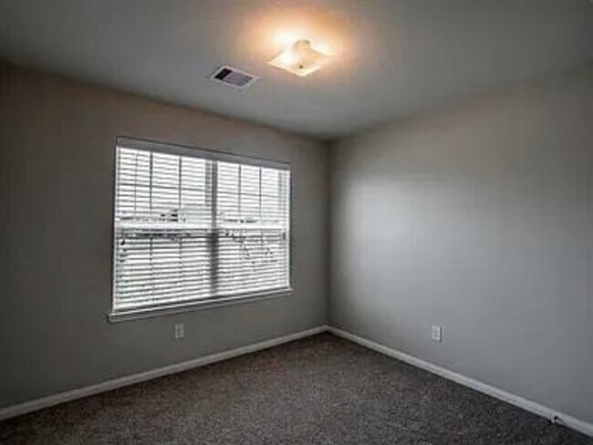 Building Photo - 976 Lake View Cir W