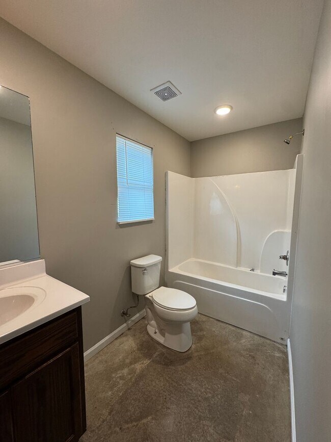 Building Photo - 3 bed / 2 bath duplex Available Now