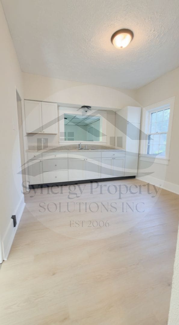 Building Photo - Large Home Available Now