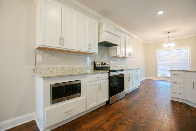 Building Photo - Pet Friendly Four Bedroom with Bonus!