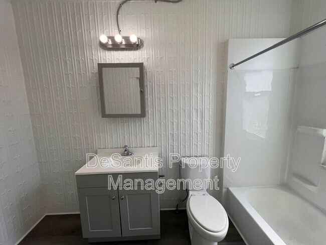 Building Photo - 1104 Brabec St