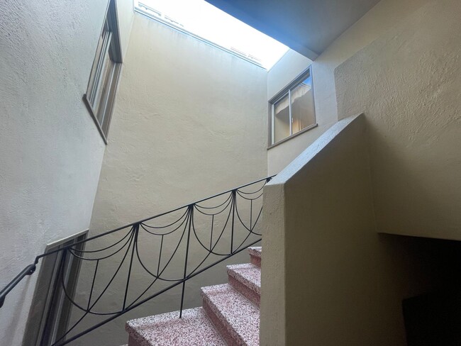 Building Photo - Top Floor 3 Bedroom Flat Available Now - R...