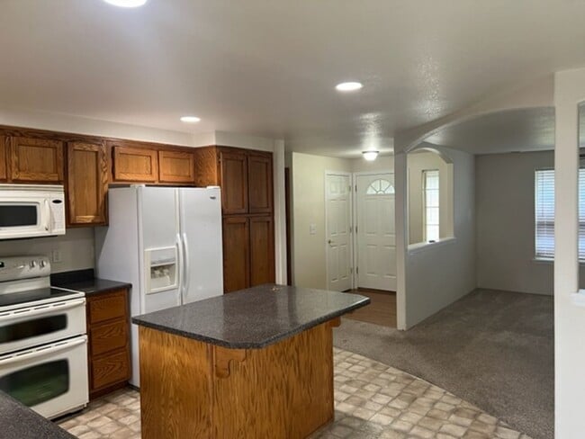 Building Photo - SPACIOUS 3 BEDROOM/ 2 BATH HOME WITH RV/BO...