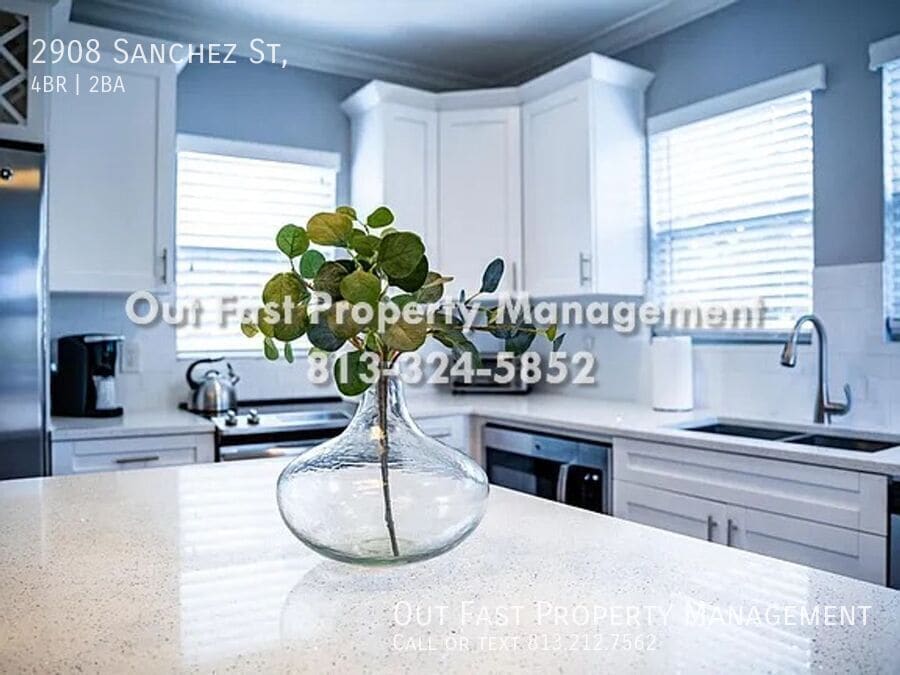 Building Photo - 2908 Sanchez St