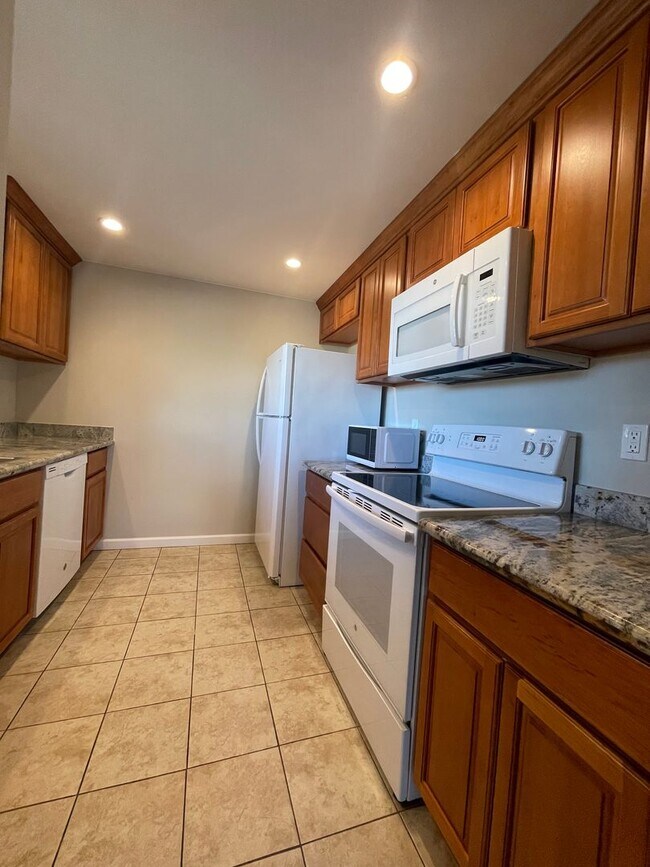 Building Photo - Beautiful Condo in Gated Community