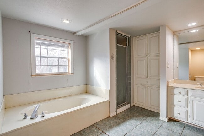 Building Photo - Amazing Historic 1940's Home in Original Cleburne- 4 Bed- 3 Bath w/ Multiple Living Areas- 76033