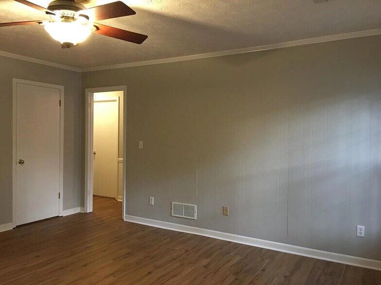 Building Photo - 4821 Valley Dale Dr SW