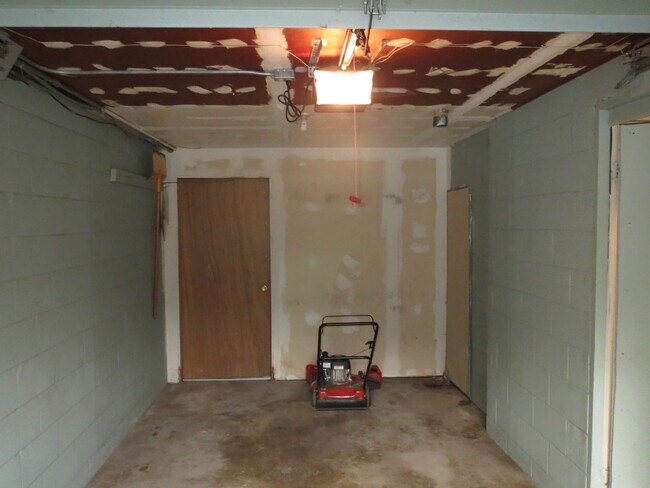 Building Photo - 1409/1411 E. Court