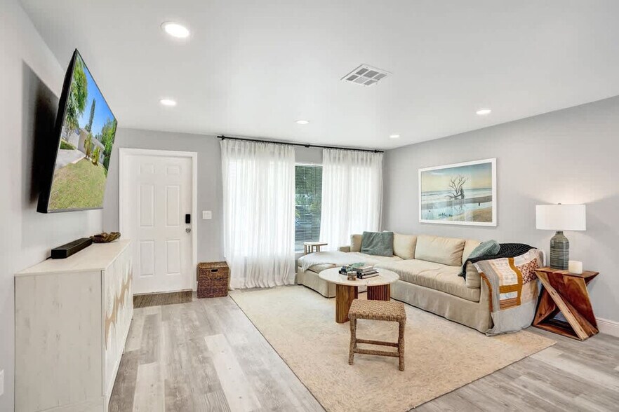 Building Photo - 1587 NE 30th St