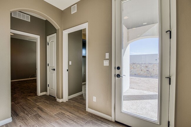 Building Photo - Beautiful Modern & Contemporary House