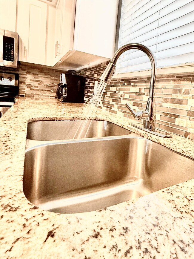 Building Photo - 10075 Westpark Dr