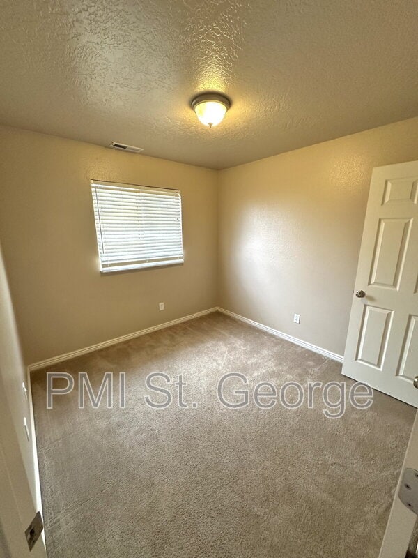 Building Photo - 3155 S Hidden Valley Dr