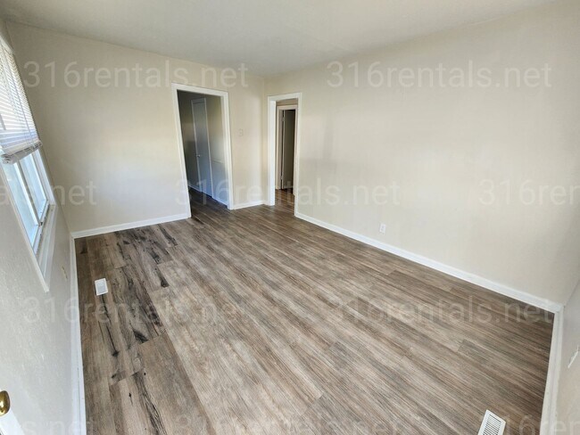 Building Photo - $995 - 4 bedroom / 1 and a half bathroom -...