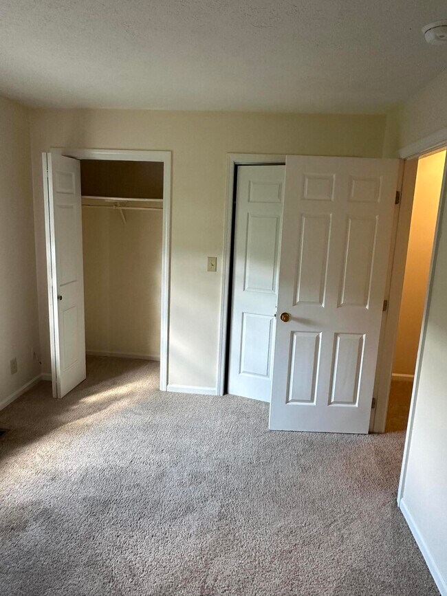 Building Photo - 165 Landings Dr