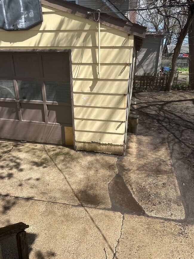 Building Photo - 3 bedroom house