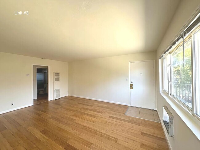Building Photo - 1 Bedroom and 1 Bath Apartment