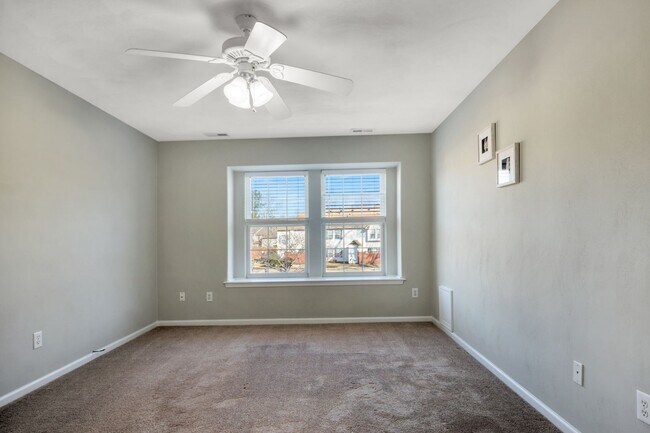 Building Photo - Updated 3-Bed, 2.5-Bath Yorktown Condo with Modern Kitchen, Parking & Community Amenities