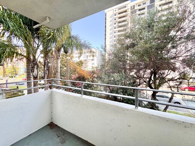 Building Photo - 10655 Wilshire Blvd