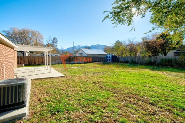 Building Photo - 860 Vics Rd