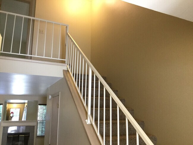 Building Photo - Modern 3-Bedroom Townhome in Prime Everett Location