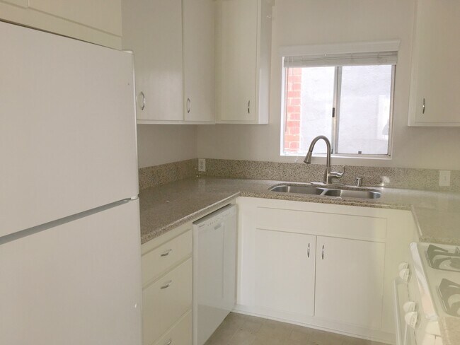 Building Photo - 4416 Highland Ave