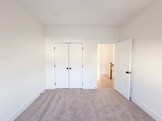 Building Photo - Spacious 4-Bedroom Townhome at Highbury + Summer Special
