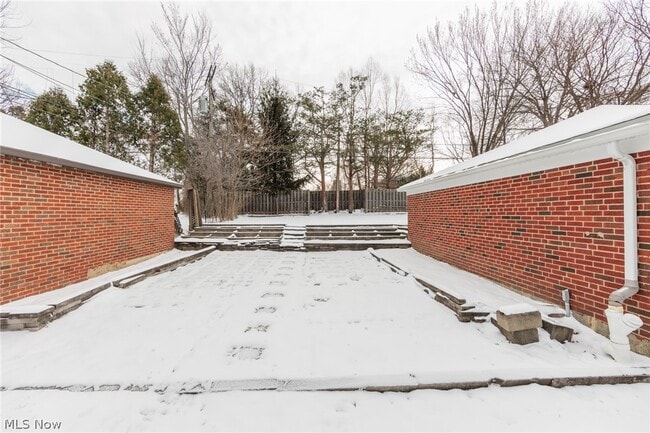 Building Photo - 2539 Warrensville Center Rd