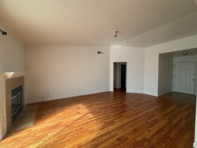 Building Photo - 813 Morton Ave