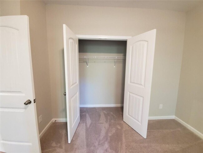 Building Photo - 881 Sunset Park Dr