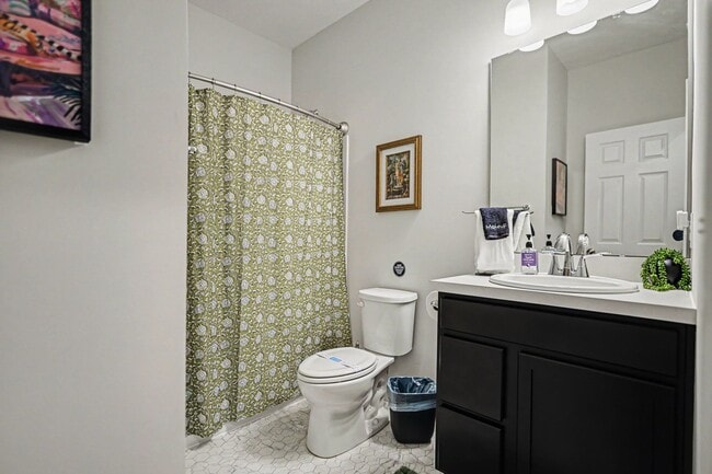 Building Photo - New Modern Duplex | 2 Bed, 2 Bath | Cincinnati