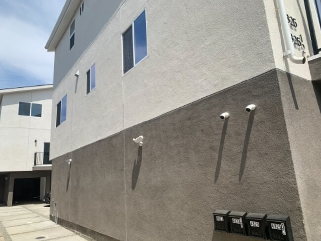 Building Photo - 4825 Riverton Ave