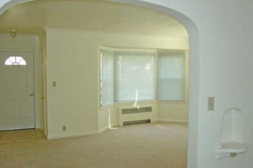 Building Photo - 1002 Yale Ave