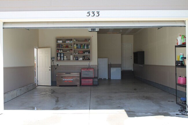 Building Photo - Great 3 Bed / 3 Bath with Garage! Open Floor Plan with Upgrades!