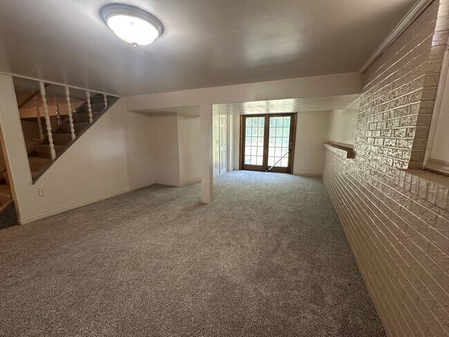 Building Photo - 4 bedroom home in Lowell Schools!
